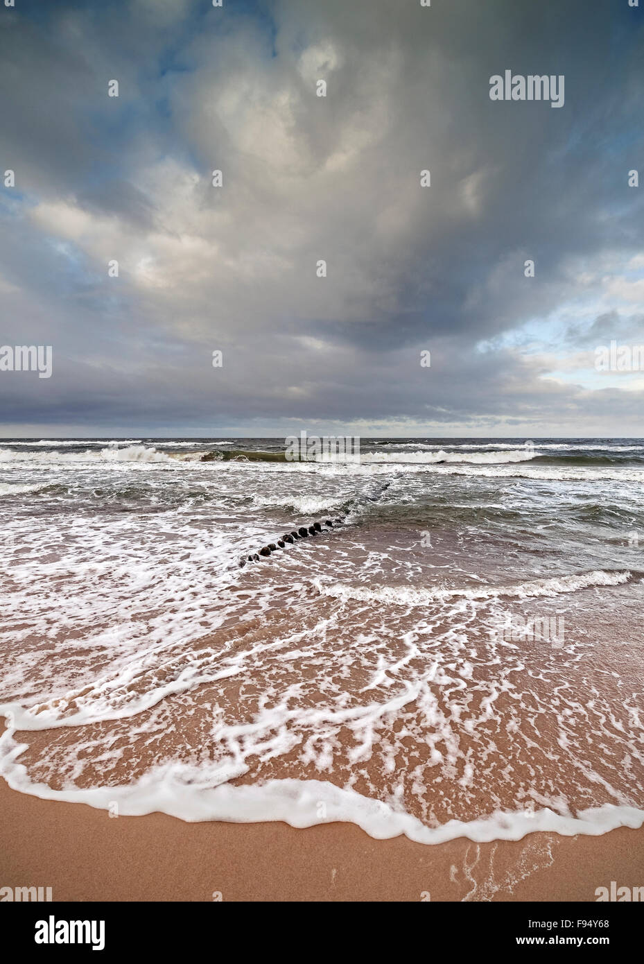 Cielo tempestoso su terreni sconnessi del Mar Baltico. Foto Stock