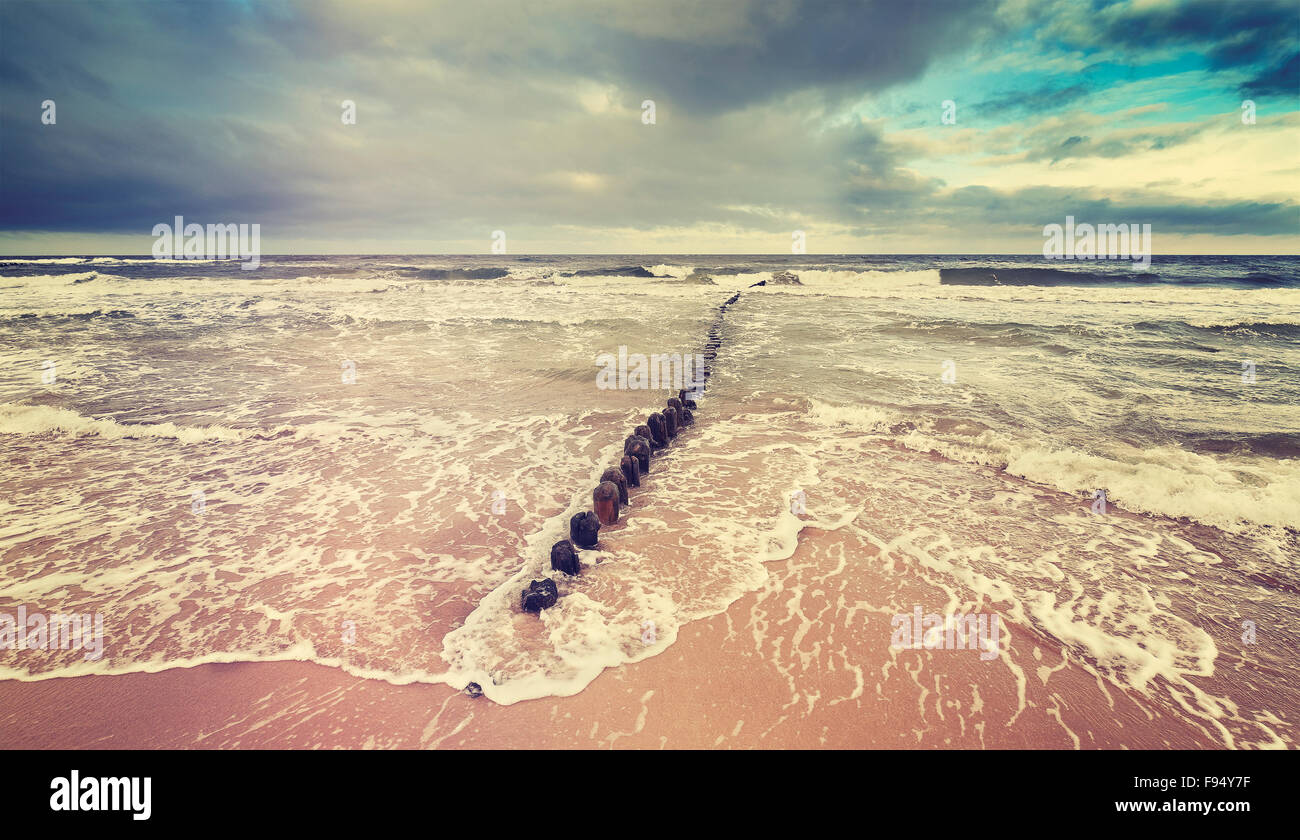 Vintage nei toni del cielo tempestoso oltre mare mosso, la calma prima della tempesta concetto. Foto Stock