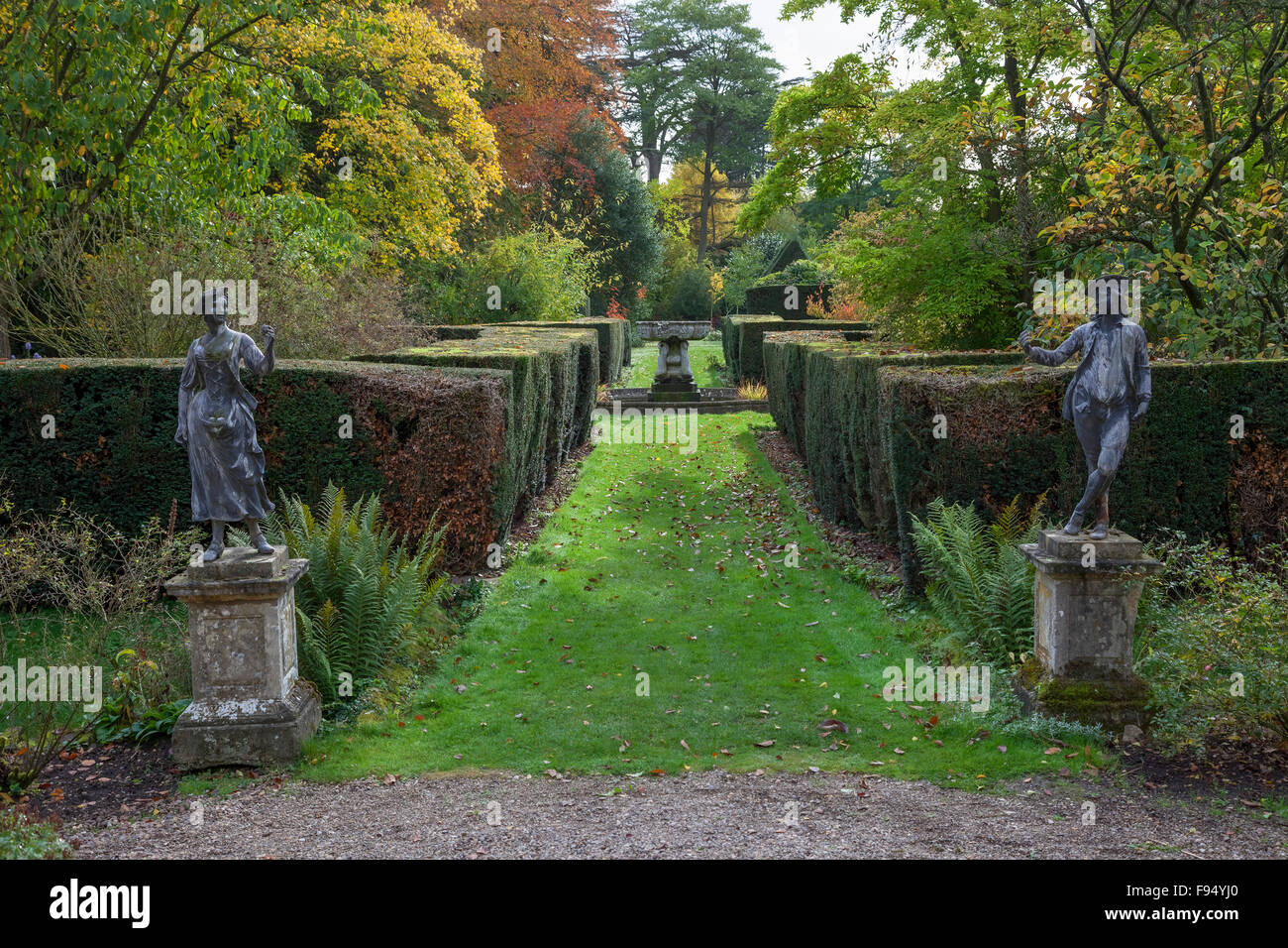 Grazioso giardino inglese con statue e agganciata yew copertura. Foto Stock