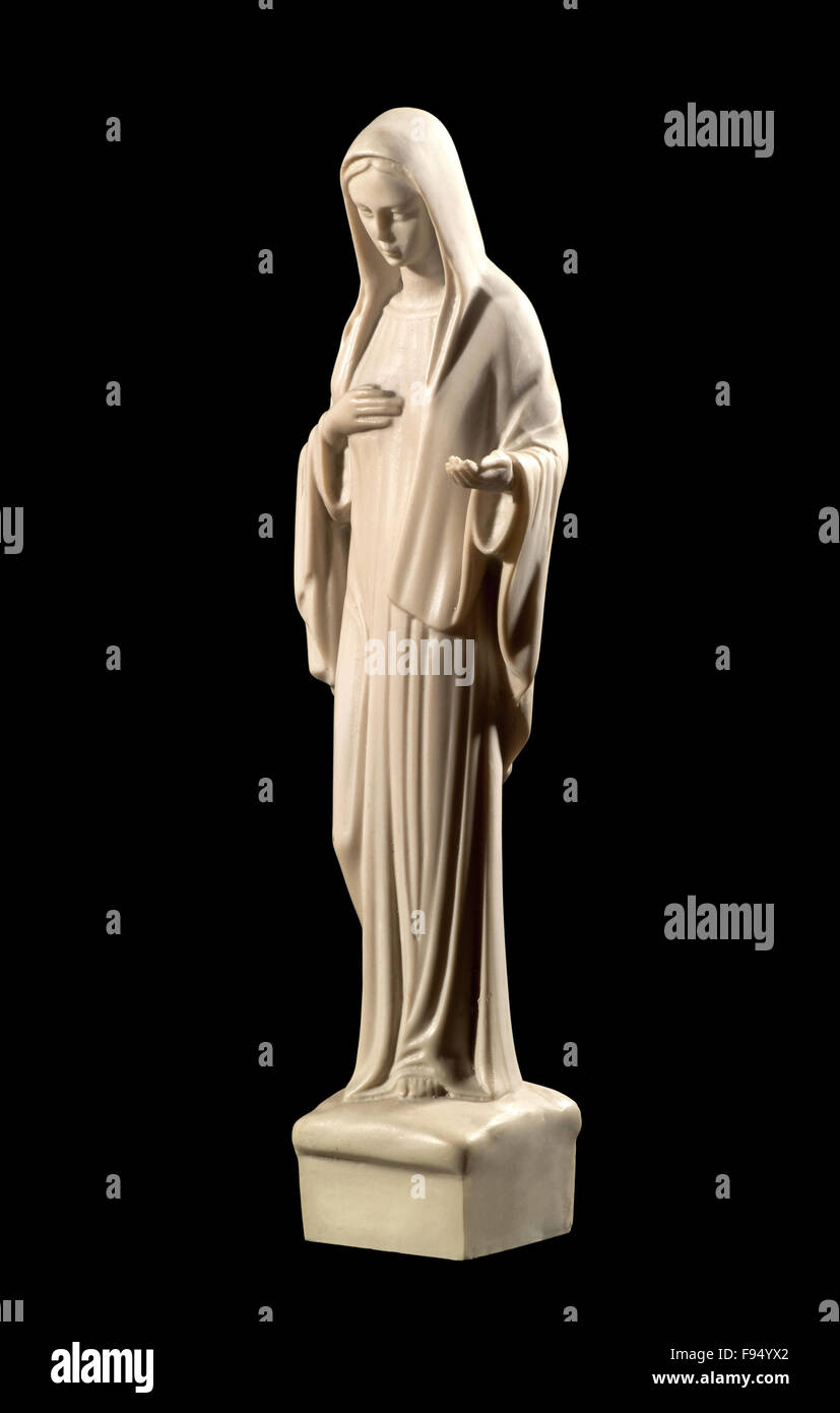 Statua della Vergine Maria su uno sfondo nero raffiguranti umiltà e carità Foto Stock