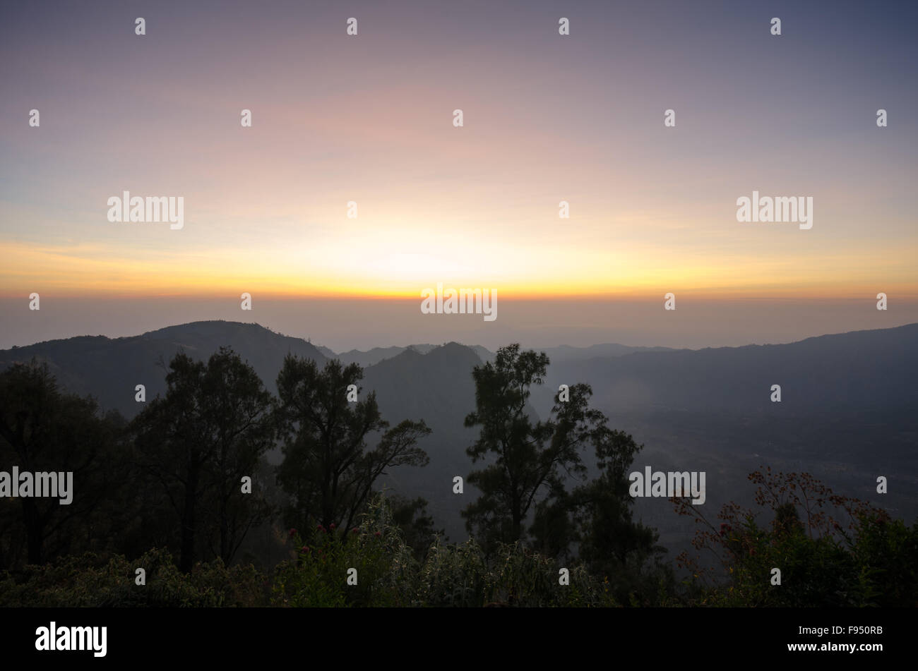 Alba dalla piattaforma di visualizzazione affacciato sul Monte Bromo, Java, Indonesia Foto Stock