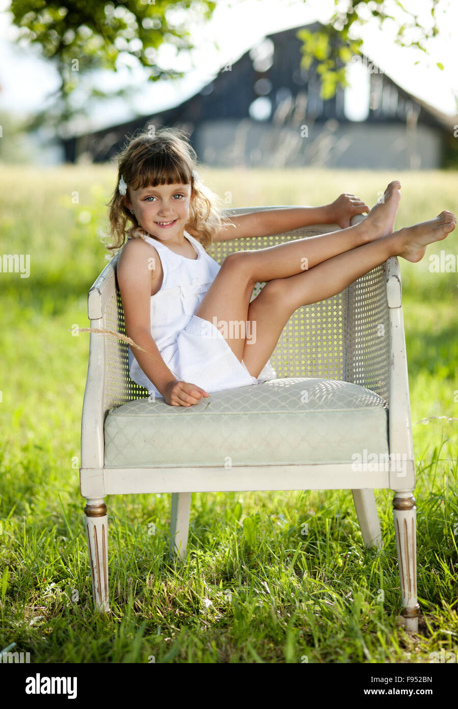 Carino bambina è godersi il tempo libero con nel verde parco di sole Foto Stock