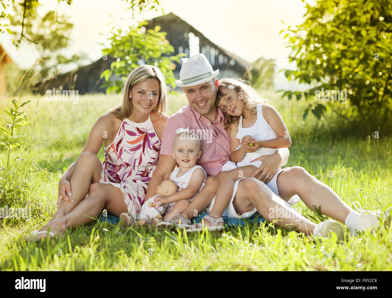 Felice giovane famiglia di trascorrere del tempo all'aperto su un giorno di estate Foto Stock