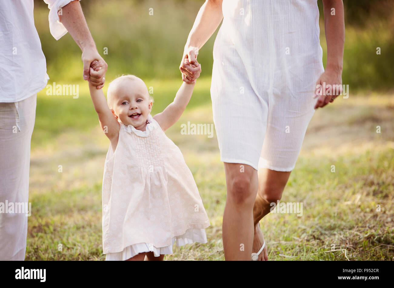 Felice giovane famiglia di trascorrere del tempo all'aperto su un giorno di estate Foto Stock