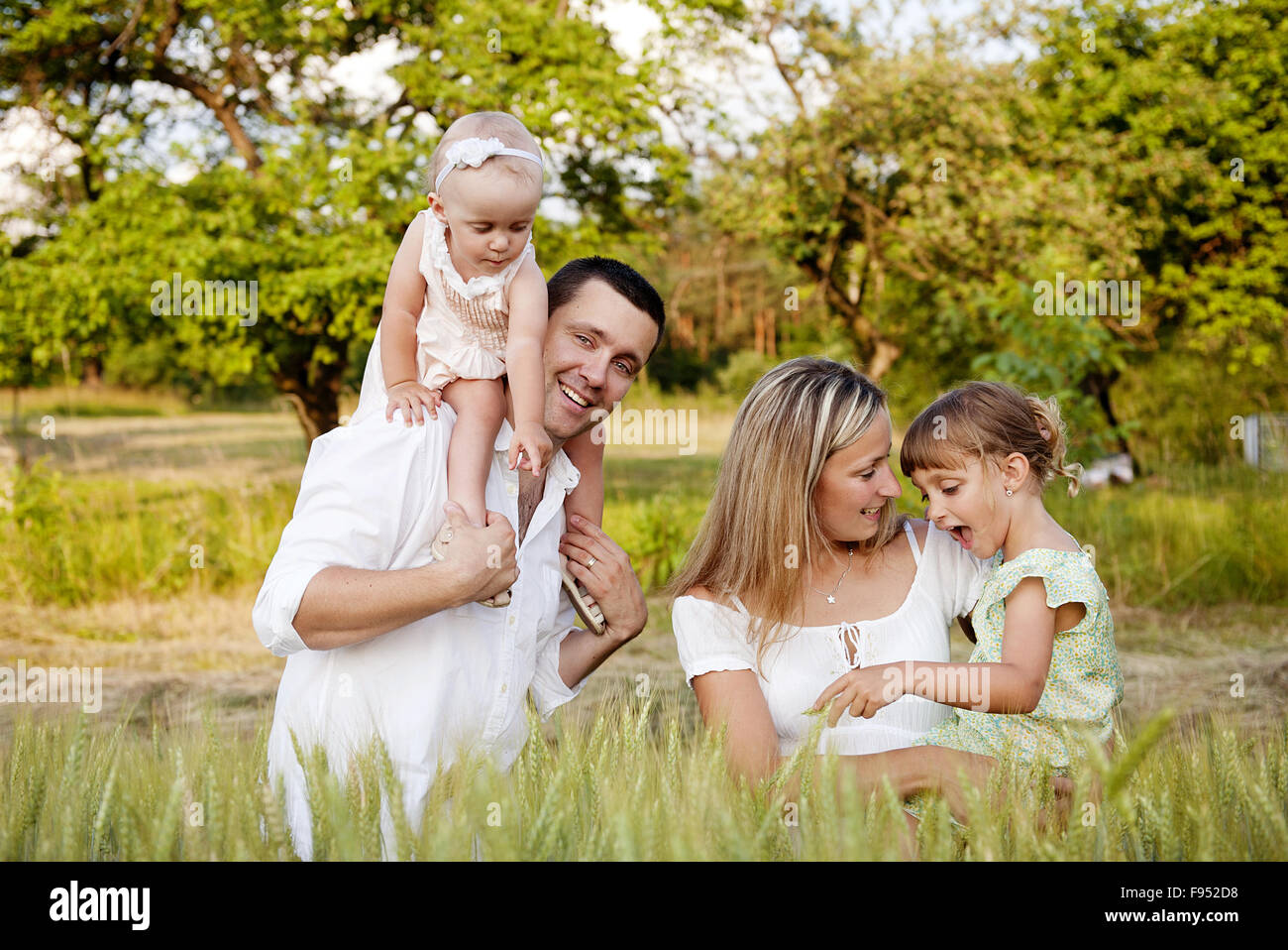 Felice giovane famiglia di trascorrere del tempo all'aperto su un giorno di estate Foto Stock