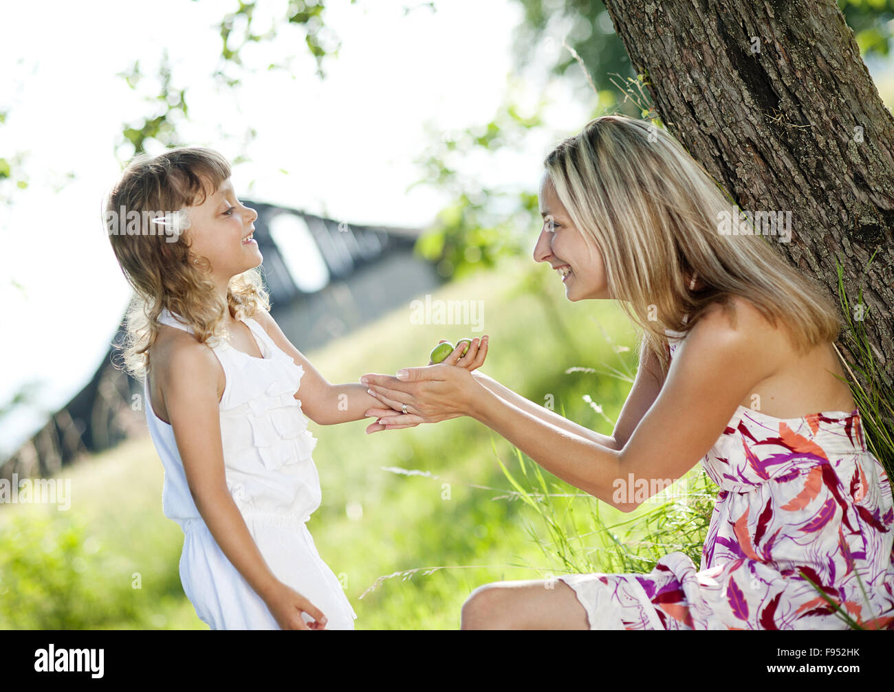 Madre e figlia piccola spendere tempo togetger nel giardino estivo. Foto Stock