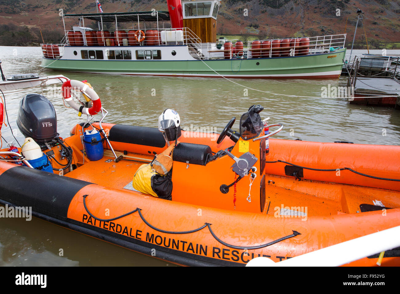 Sabato 5 dicembre 2015, Storm desmond si è schiantato nel Regno Unito, la produzione del Regno Unito più alto mai 24 ore totali di precipitazione a 341.4mm. Ha allagato il Lakeland Village Glenridding, che si stava appena cominciando a riparazione quando un altro periodo di heavy rain per mercoledì 9 dicembre hanno causato la Glenridding Beck di scoppiare le sue banche, provocando ulteriore distruzione. Questa foto scattata la mattina di venerdì 11 dicembre mostra Patterdale Mountain Rescue Team lanciando la loro barca di salvataggio, di prendere cibo alle Howtown sull'altro lato del lago che è stato tagliato per cinque giorni dalle inondazioni. Foto Stock