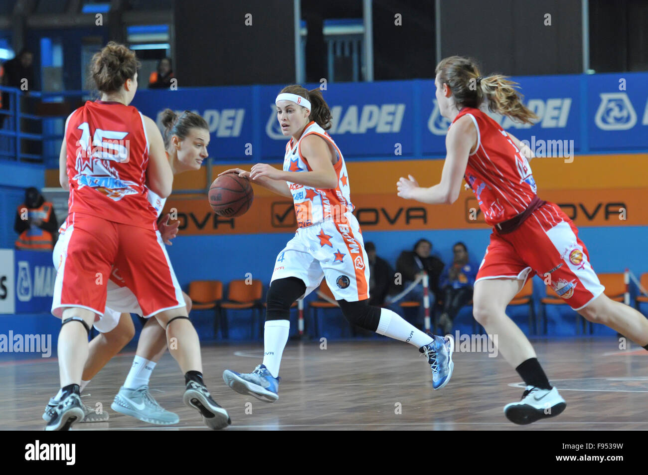 Napoli, Italia. Xiii Dec, 2015. Napoli poit guard Sara Bocchetti in azione durante il campionato italiano di Serie A per donna basket regular season's Saces Mapei Napoli versus Orvieto Costruzioni. Napoli team ha vinto il gioco. © Paola Visone/Pacific Press/Alamy Live News Foto Stock