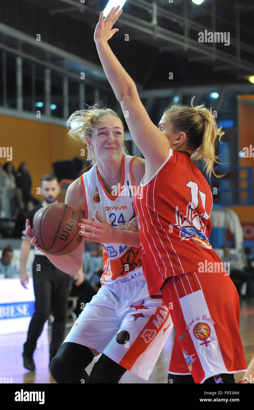 Napoli, Italia. Xiii Dec, 2015. Napoli centro Gintare Petronyte in azione durante il campionato italiano di Serie A per donna basket regular season's Saces Mapei Napoli versus Orvieto Costruzioni. Napoli team ha vinto il gioco. © Paola Visone/Pacific Press/Alamy Live News Foto Stock