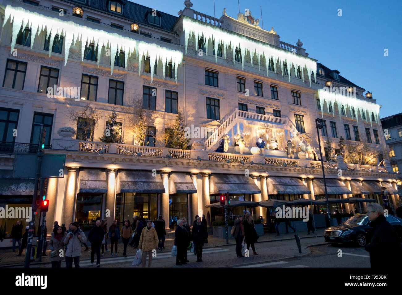 Le decorazioni di Natale, illuminato Hotel D'Angleterre a Kongens Nytorv a Copenaghen, Copenaghen, è un attrazione per molti turisti e passanti. Foto Stock