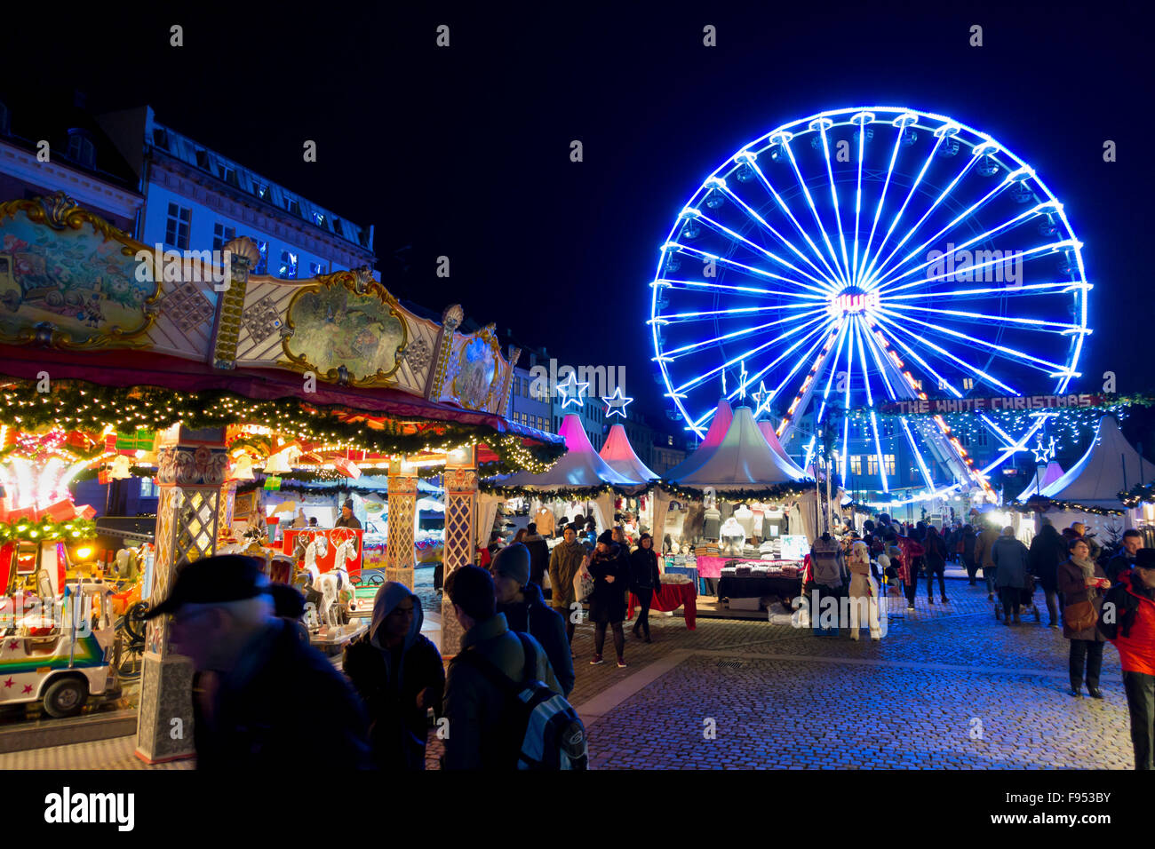 Ruota panoramica Ferris, fiera del divertimento e dono e si spegne al nuovo mercato di Natale in piazza Nytorv a Strøget a Copenaghen, in Danimarca. Foto Stock