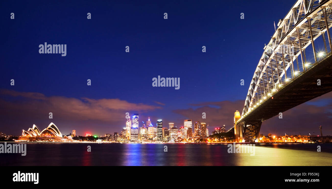 Il Ponte del Porto di Sydney Opera House e il Quartiere Affaristico Centrale di Sydney. Fotografato di notte. Foto Stock