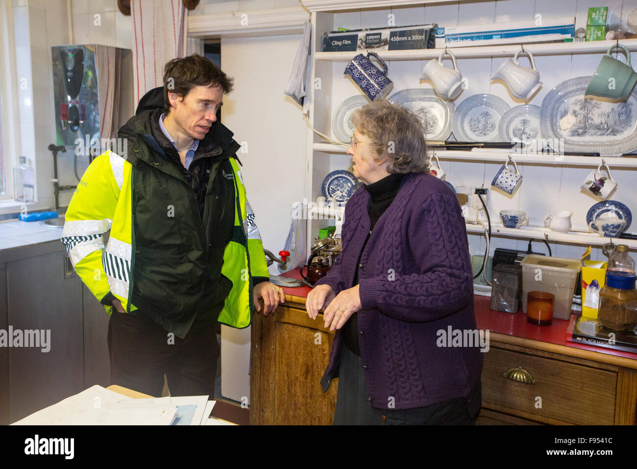 Rory Stewart, parlamentare Sotto Segretario di Stato presso il Ministero dell'ambiente, dell'alimentazione e gli affari rurali vsiting delle vittime delle inondazioni in Howtown Hotel, che sono stati tagliati fuori dalle inondazioni da Storm Desmond. Foto scattata sul venerdì 11 dicembre 2015. Foto Stock
