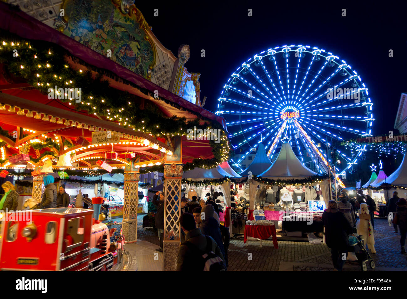 Merry-go-round con treno di Natale, ruota panoramica Ferris, fiera del divertimento e si spegne al nuovo mercato di Natale a Nytorv, Copenaghen Foto Stock