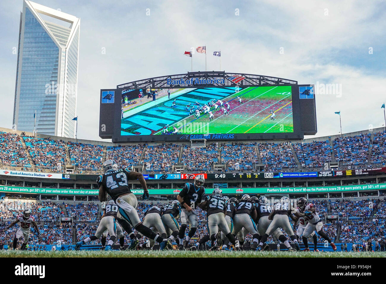 Charlotte, North Carolina, Stati Uniti d'America. Xiii Dec, 2015. NC, Carolina Panthers partono dal profondo nel proprio territorio in un gioco di NFL contro i falchi di Atlanta su dicembre 13, 2015, presso la Bank of America Stadium di Charlotte, North Carolina. Le Pantere sconfitto falchi 38-0. Margaret Bowles/CSM/Alamy Live News Foto Stock