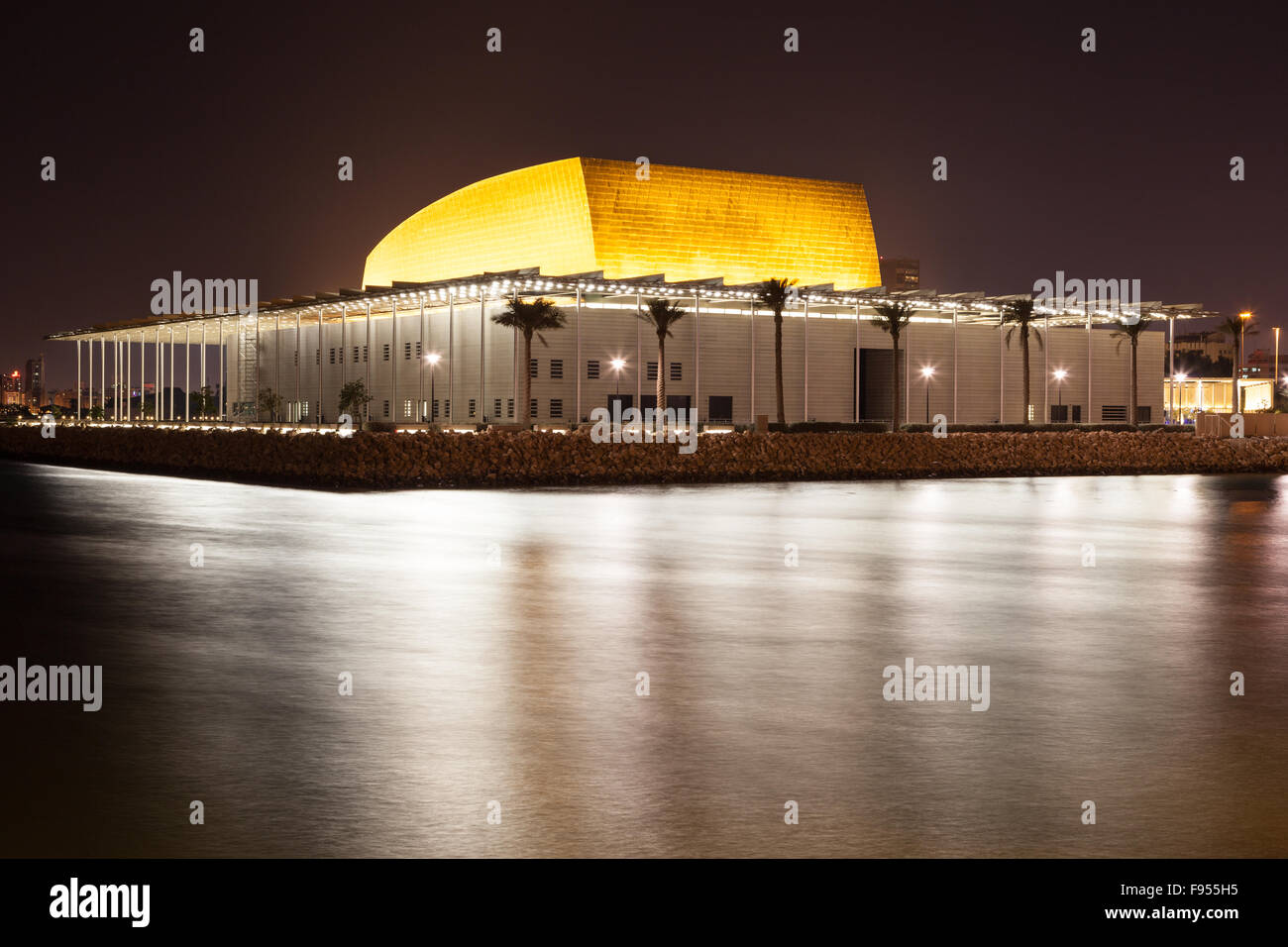 Il Museo Nazionale del Bahrain di notte Foto Stock