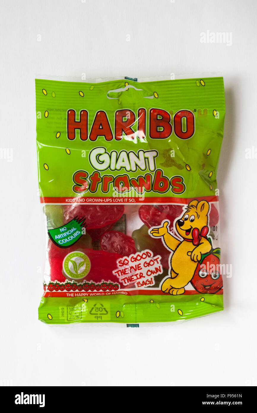 Pacchetto di Haribo Strawbs gigante isolato su sfondo bianco Foto Stock