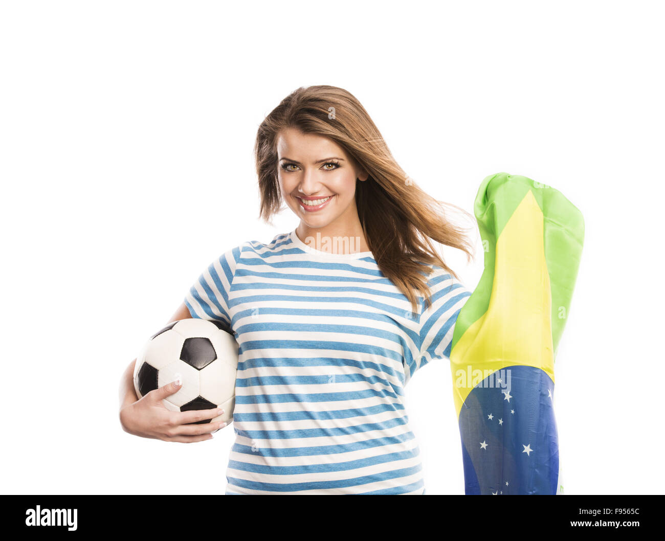 Bellissima femmina ventola con bandiera brasiliana in possesso di un pallone da calcio isolati su sfondo bianco Foto Stock