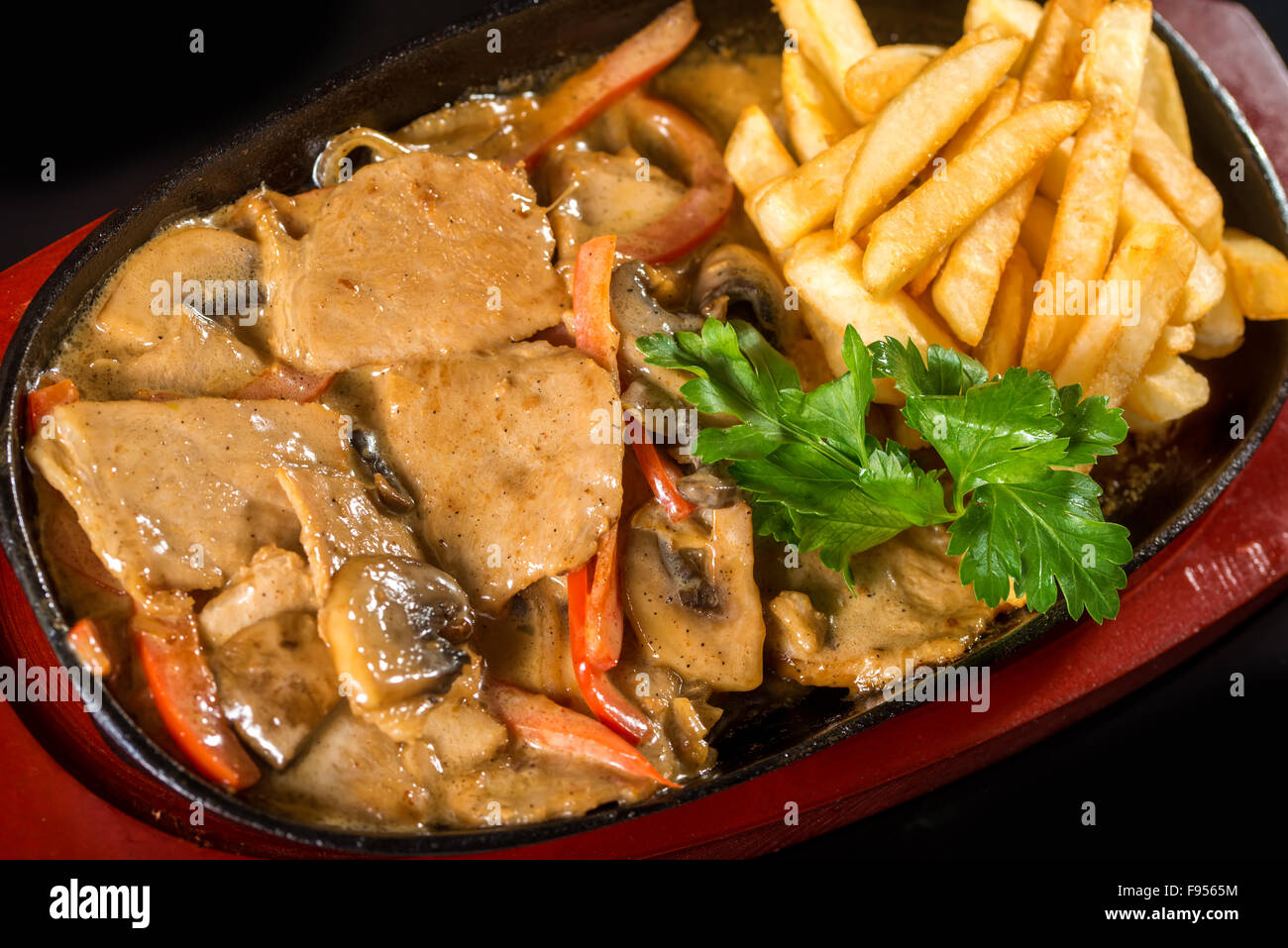 Gustosi piatti a base di carne con patate fritte Foto Stock