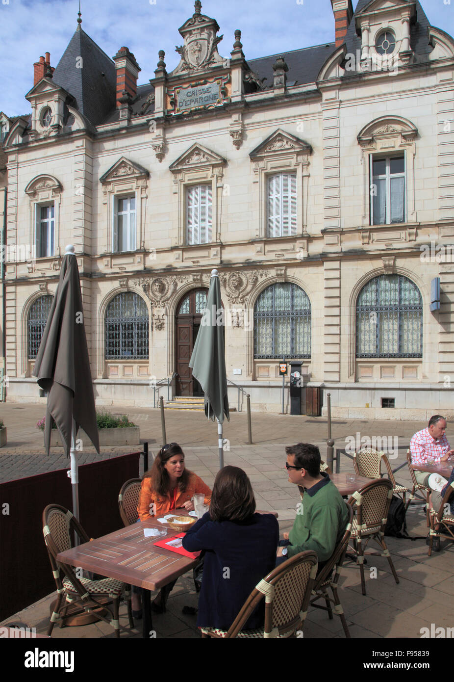 Francia Bourgogne Beaune Caisse d'Épargne cafe persone Foto Stock