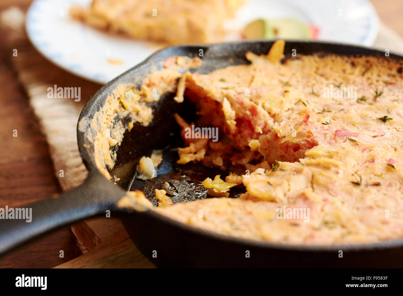 Rutabaga Frittata in una ghisa pan (vegane) Foto Stock