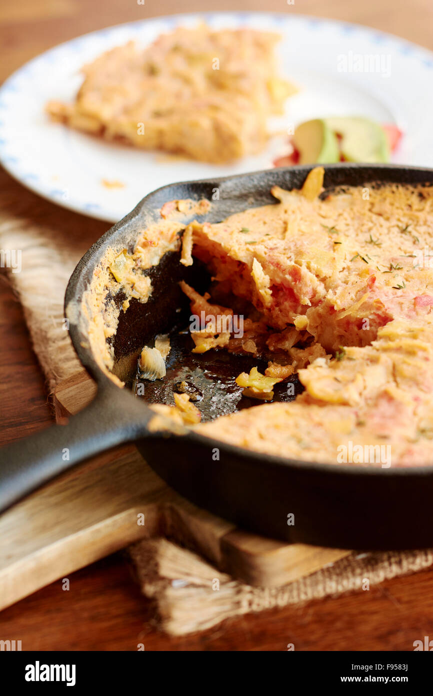 Rutabaga Frittata in una ghisa pan (vegane) Foto Stock