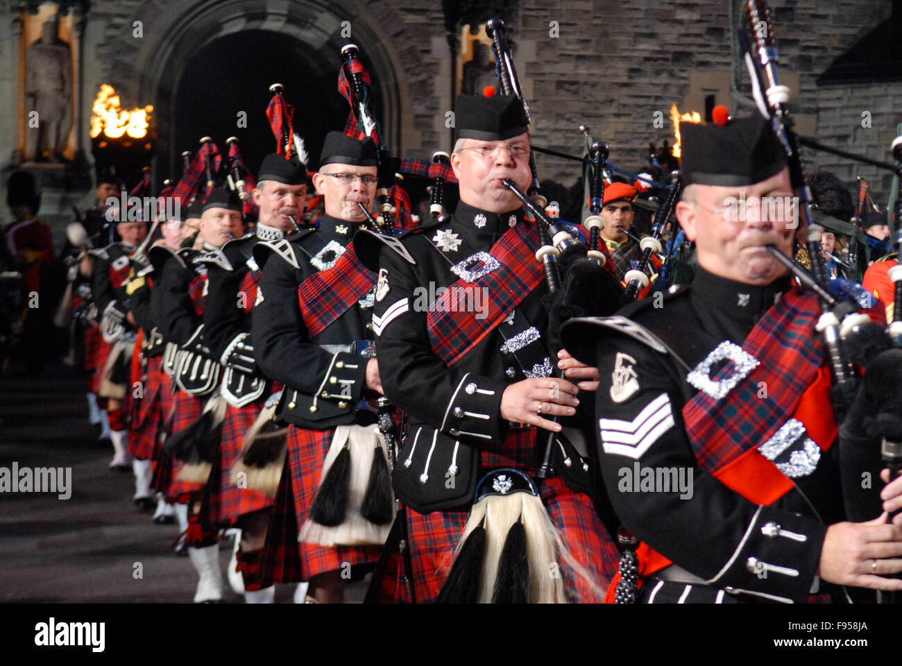 Ammassato pifferi e tamburi al 2011 Edinburgh Tattoo militare di Edimburgo, in Scozia. Foto Stock