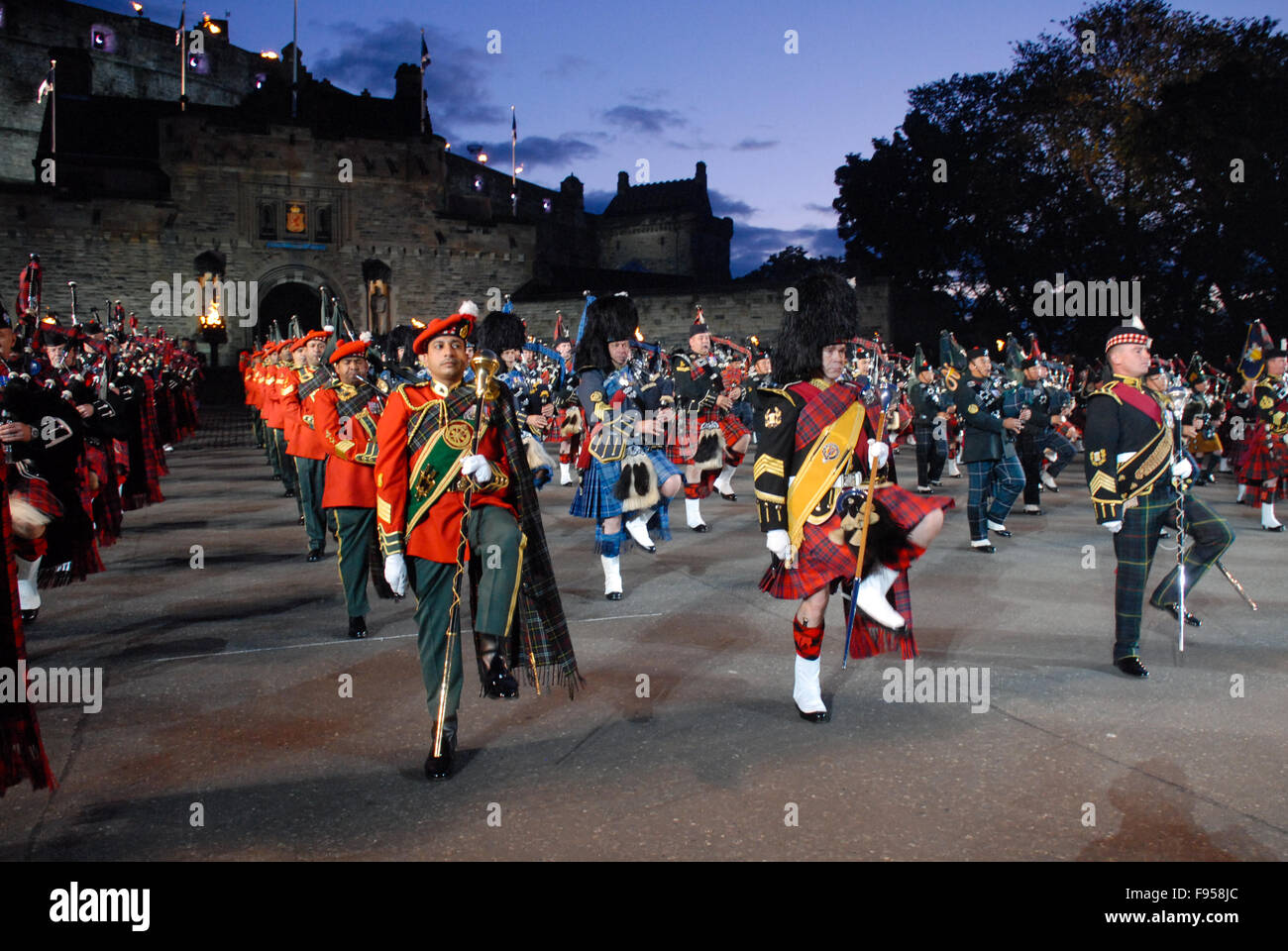 Ammassato pifferi e tamburi al 2011 Edinburgh Tattoo militare di Edimburgo, in Scozia. Foto Stock