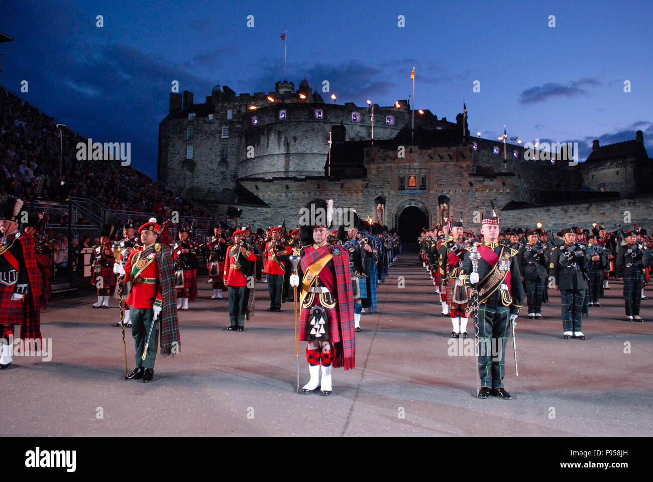 Ammassato pifferi e tamburi al 2011 Edinburgh Tattoo militare di Edimburgo, in Scozia. Foto Stock