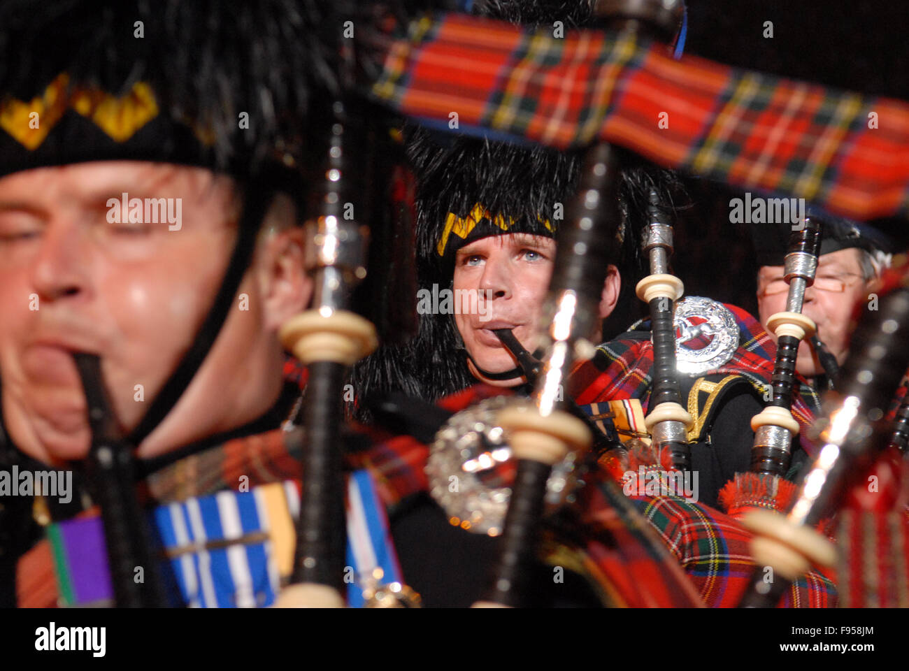 Ammassato pifferi e tamburi al 2011 Edinburgh Tattoo militare di Edimburgo, in Scozia. Foto Stock