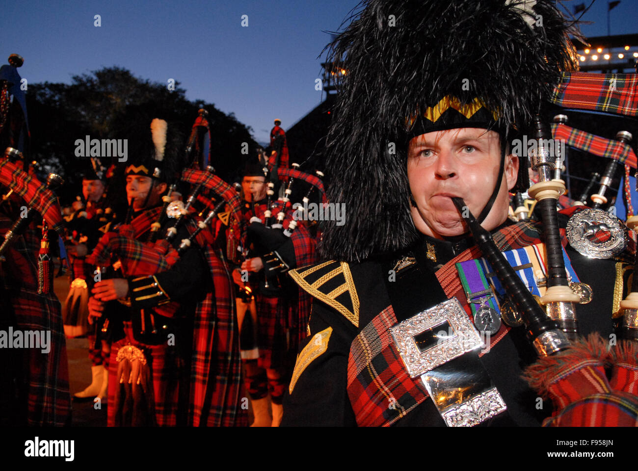 Ammassato pifferi e tamburi al 2011 Edinburgh Tattoo militare di Edimburgo, in Scozia. Foto Stock