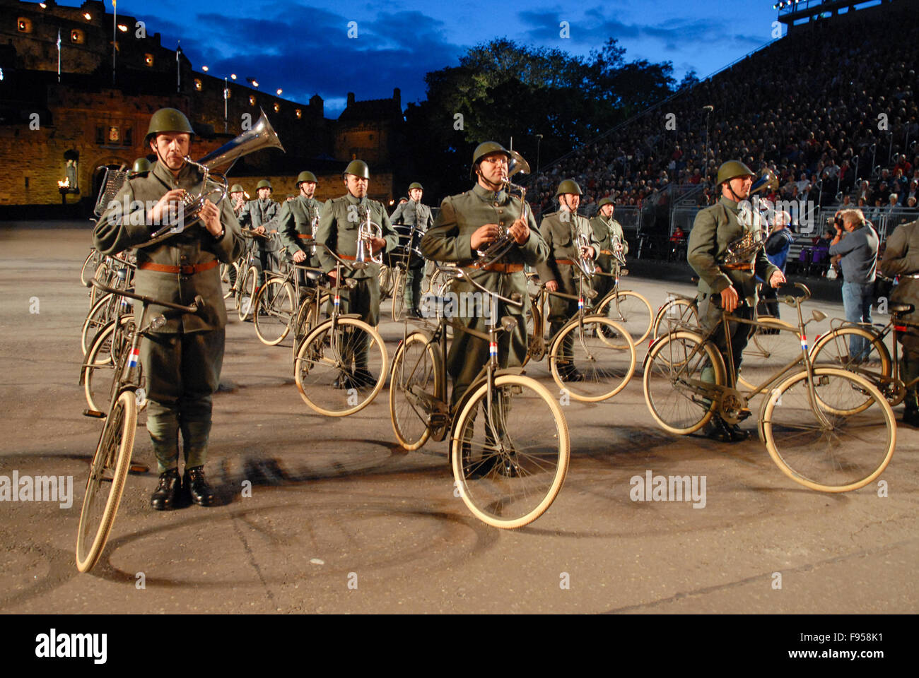 Royal Netherlands esercito reggimenti montato al 2011 Edinburgh Tattoo militare di Edimburgo, in Scozia. Foto Stock