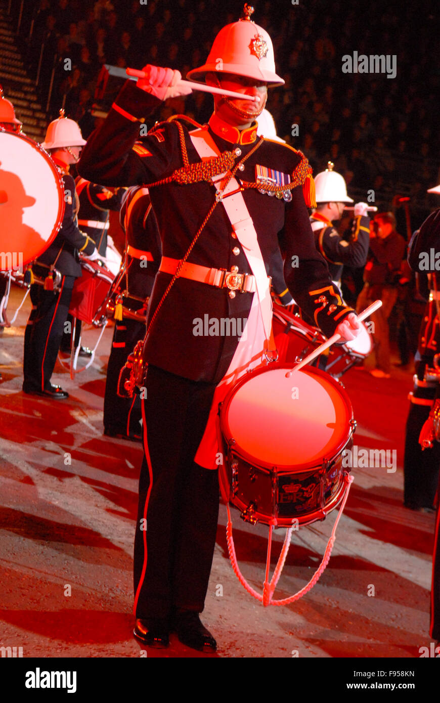 Royal Marines band presso il 2011 Edinburgh Tattoo militare di Edimburgo, in Scozia. Foto Stock