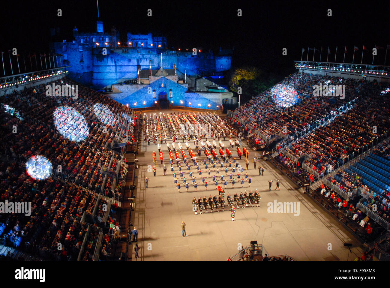 Ammassato pifferi e tamburi al 2011 Edinburgh Tattoo militare di Edimburgo, in Scozia. Foto Stock