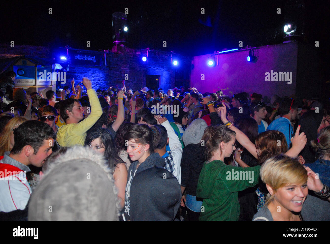 Gli adolescenti in un rave outdoor stadio a Belladrum Tartan cuore festival a Inverness, Scotland il 6 agosto 2011. Foto Stock
