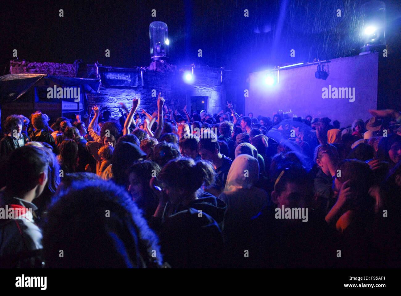 Gli adolescenti in un rave outdoor stadio a Belladrum Tartan cuore festival a Inverness, Scotland il 6 agosto 2011. Foto Stock