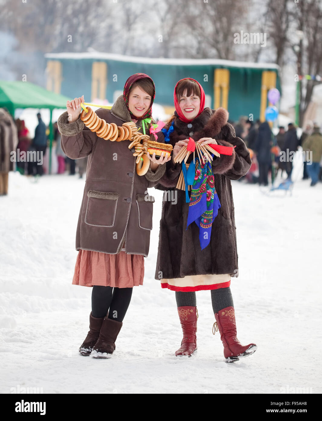 Due ragazze felici celebrando Shrovetide in Russia Foto Stock