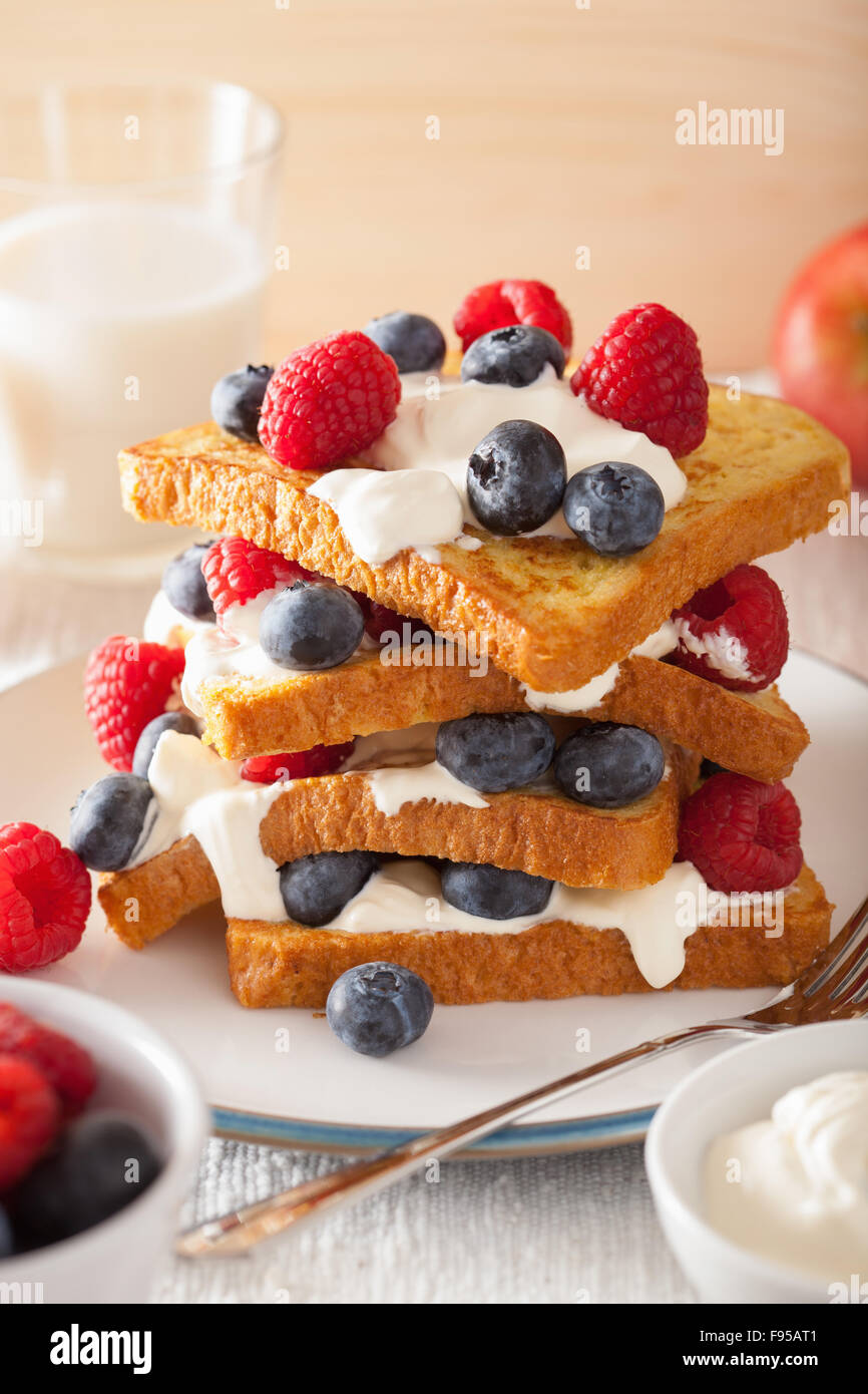 Toast Francesi con creme fraiche e bacche per la prima colazione Foto Stock
