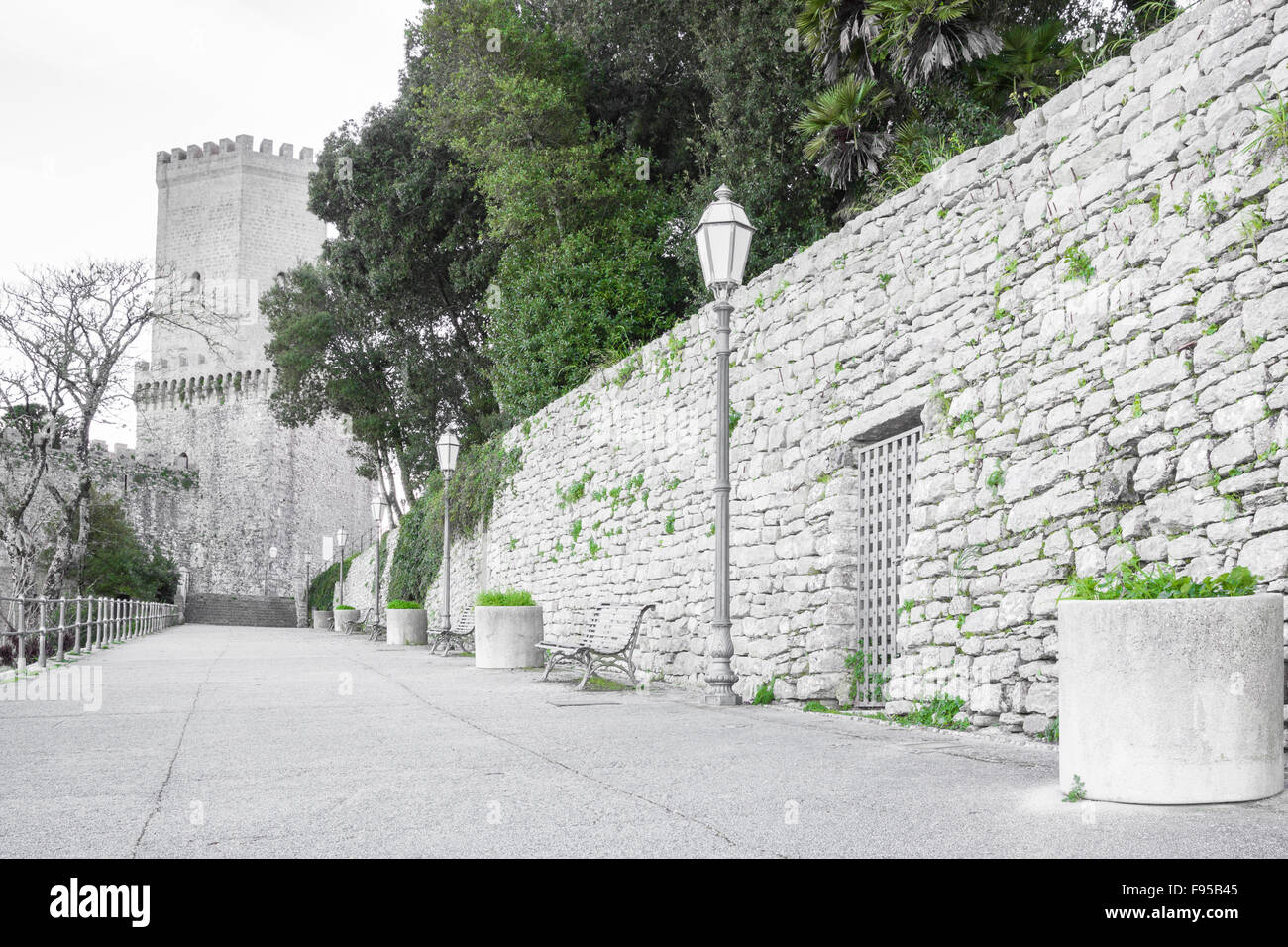 Erice castello antico in pietra antica strada strada parco a parete Foto Stock