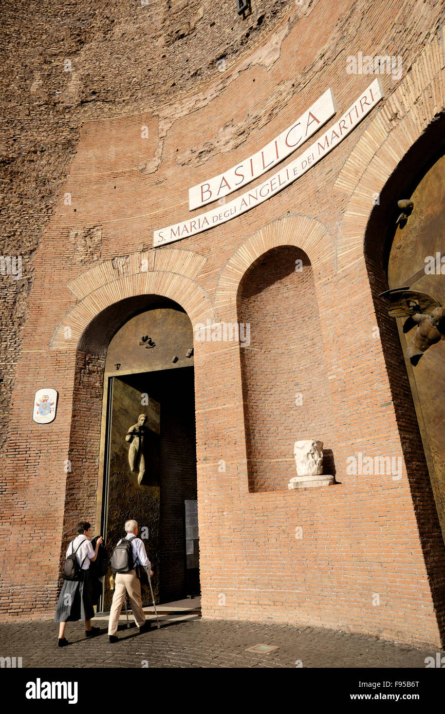 Una coppia di anziani immettere la Basilica di Santa Maria degli Angeli, Roma, Italia. Foto Stock