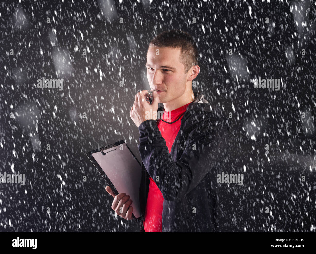 Professional fitness coach isolati su sfondo nero Foto Stock