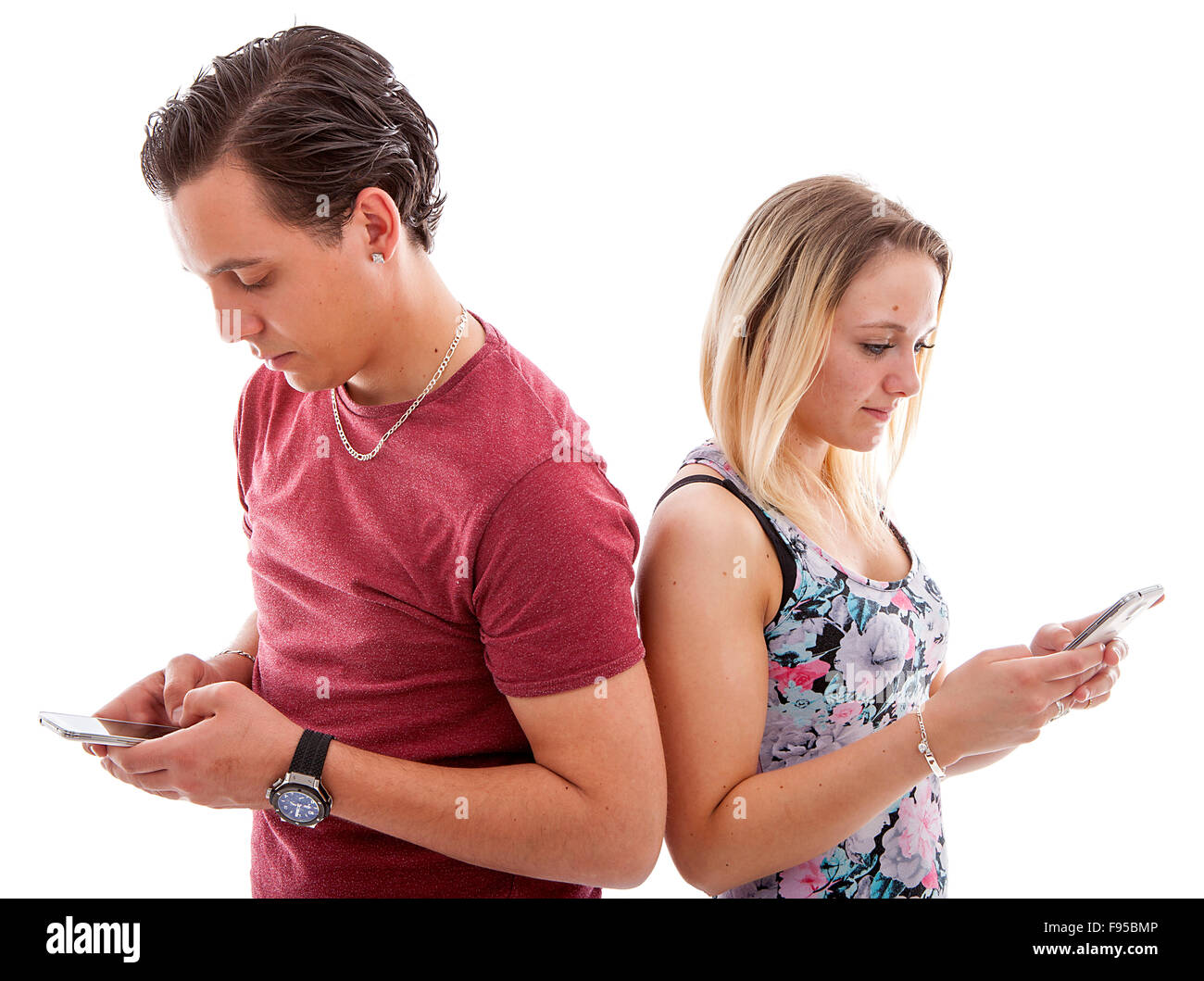 Coppia giovane nel disinteresse momento con mobile smart phone su sfondo bianco Foto Stock