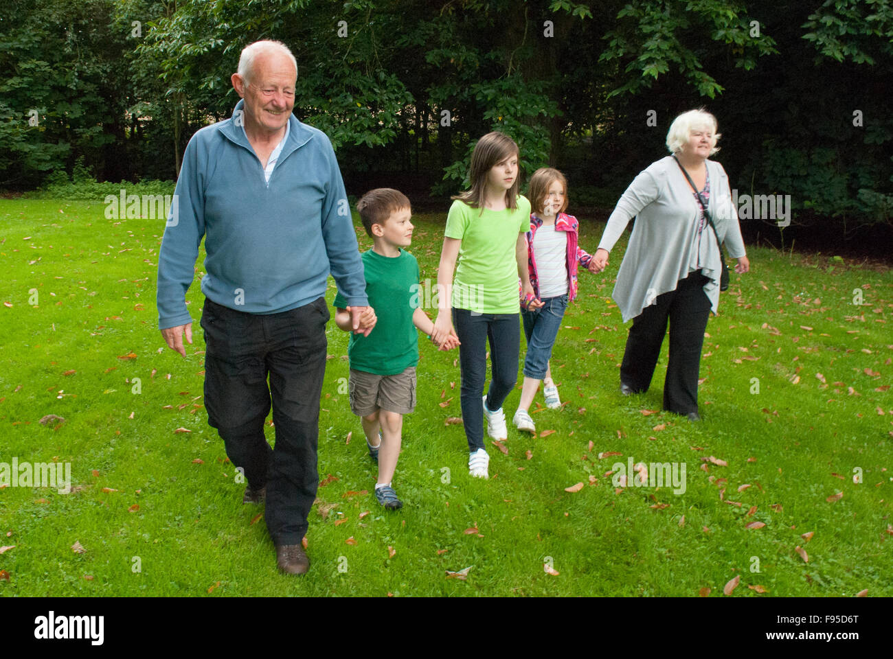 Nonni su una giornata fuori con tre bambini a Pitmedden Garden in Aberdeenshire, Scozia. Foto Stock