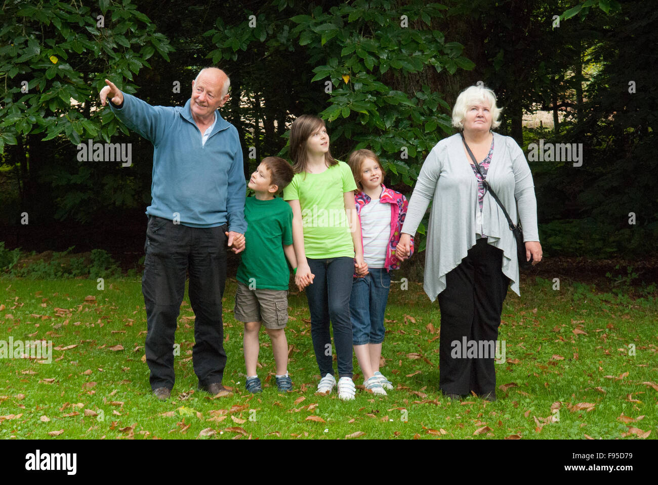 Nonni su una giornata fuori con tre bambini a Pitmedden Garden in Aberdeenshire, Scozia. Foto Stock