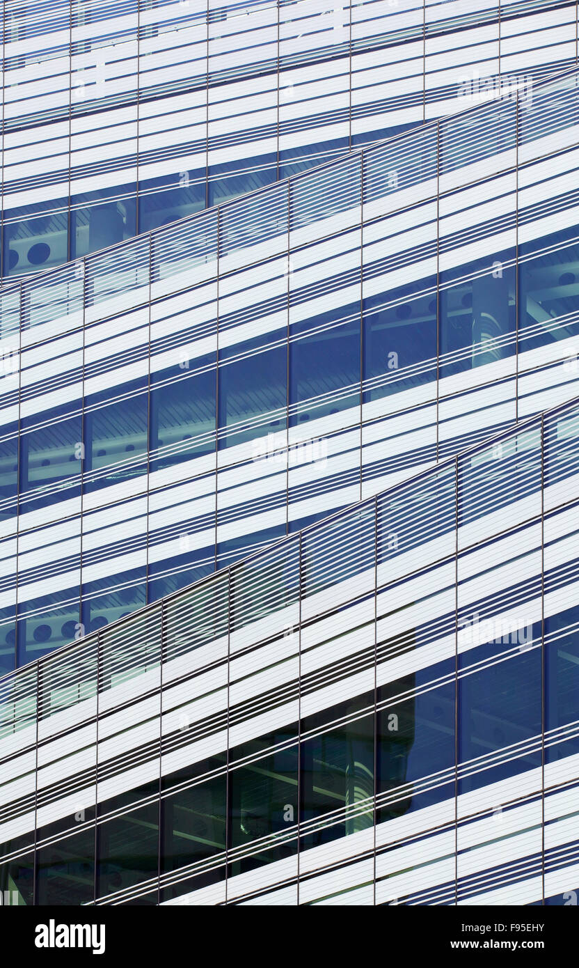 10 Hammersmith Grove W6 di Londra. Nuovo ufficio di sviluppo da parte di Wates costruzione per lo sviluppo dei titoli in Hammersmith, Londra. Vista esterna dell'edificio degli uffici. Architettura contemporanea con una facciata di vetro. Foto Stock