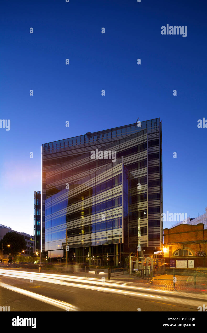 10 Hammersmith Grove W6 di Londra. Nuovo ufficio di sviluppo da parte di Wates costruzione per lo sviluppo dei titoli in Hammersmith, Londra. Vista dell'edificio per uffici illuminato. Architettura contemporanea. Foto Stock
