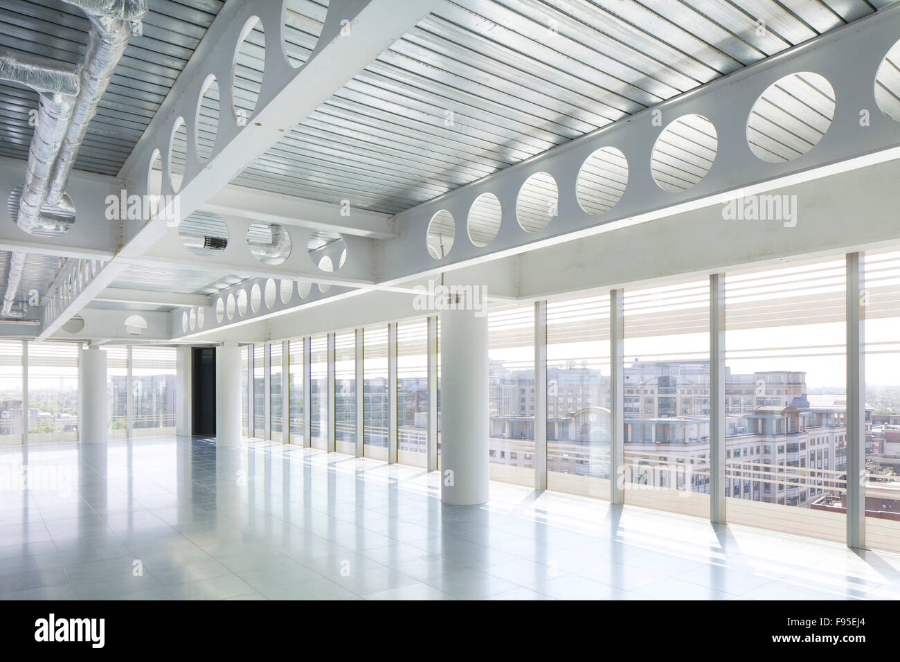 10 Hammersmith Grove W6 di Londra. Nuovo ufficio di sviluppo da parte di Wates costruzione per lo sviluppo dei titoli in Hammersmith, Londra. Vista interna dell'edificio degli uffici. Finestre da pavimento a soffitto. Architettura contemporanea con design moderno. Foto Stock