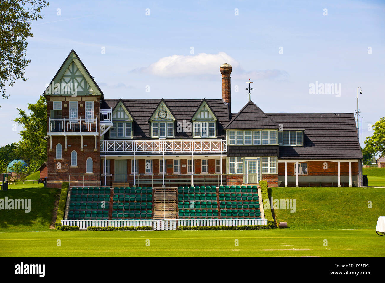 Cricket Pavilion, Marlborough College. Questo progetto ha coinvolto la erezione di una a tre piani di estensione e di rimodellamento interno di questa storica vittoriana di cricket pavilion, originariamente progettato da Alfred Waterhouse. Chiudere la vista dell'esterno del Cricket Pavilion e i motivi. Architettura tradizionale. Foto Stock