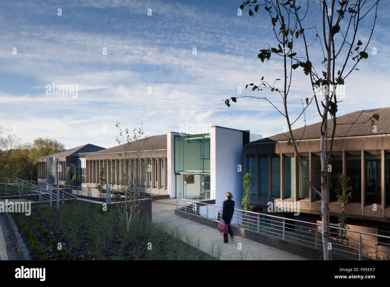 Durham University Business School. Vista esterna dell'edificio. Il vetro e la facciata in mattoni. Architettura contemporanea. Foto Stock