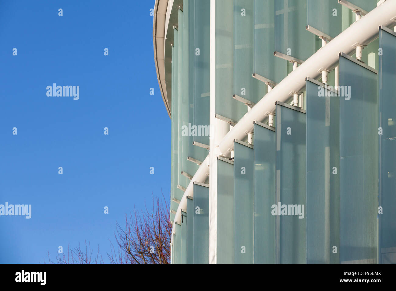 Il mulino di vetro Leisure Centre è situato sul minimo tre piani di 27 piani edificio di appartamenti a Lewisham. Vista parziale della parete esterna dell'edificio. Foto Stock